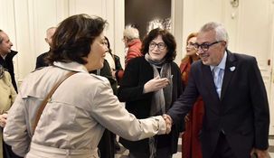 Julio Zamora saluda a Claudia Scherer-Effosse, embajadora de Francia en la Argentina.