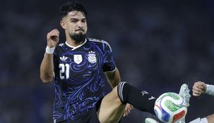 El delantero mundialista recibió una millonaria oferta del futbol ruso.