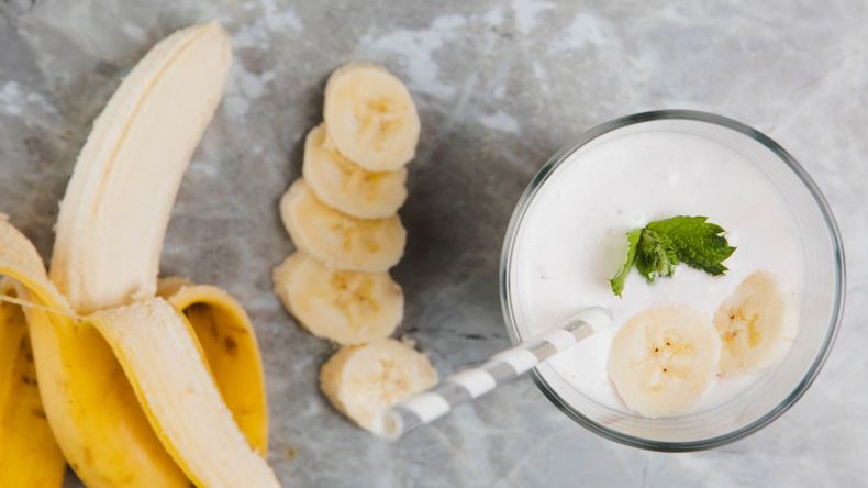 Uno de los principales beneficios de la banana es su alto contenido en fibra, esencial para regular el tránsito intestinal y promover la sensación de saciedad.  