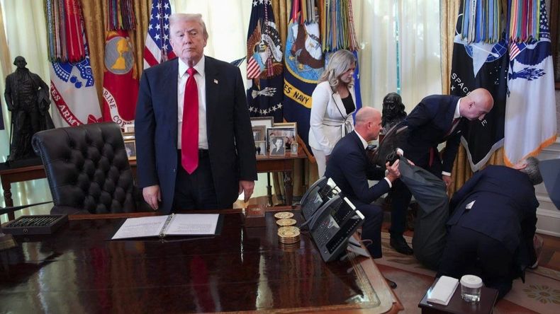 Donald Trump y los directivos de Lilly (izquierda) y Novo Nordisk (derecha).