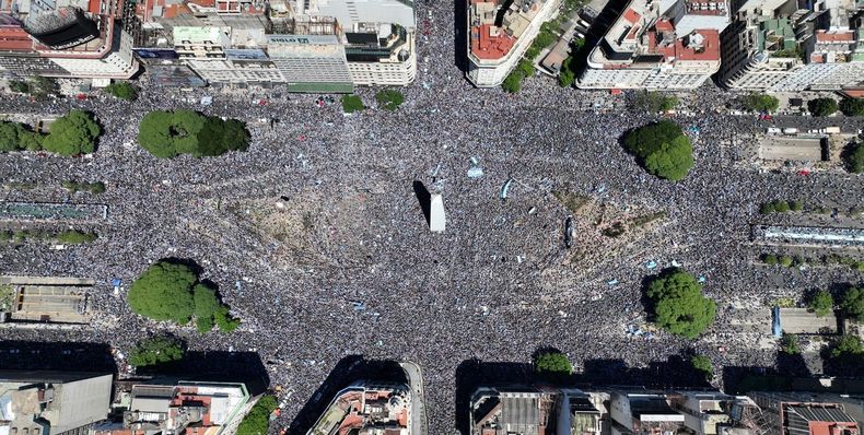 Una multitud copó las calles para ovacionar a los campeones.