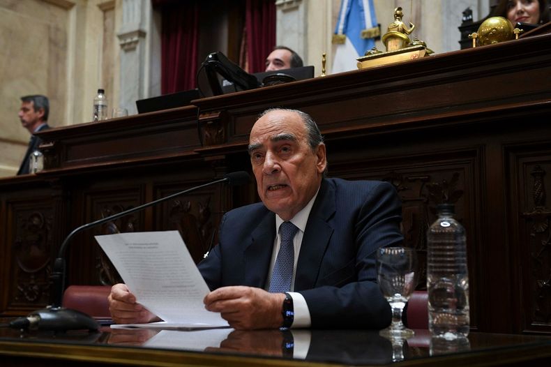 La sesión especial se interrumpió cuando Francos abandonó el recinto.