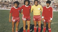 Este futbolista tuvo una corta carrera: debutó en 1978 y se retiró en 1985. Este futbolista tuvo una corta carrera: debutó en 1978 y se retiró en 1985.