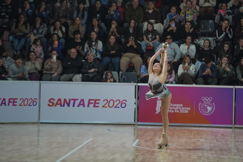 Micaela con la tribuna llena detrás.