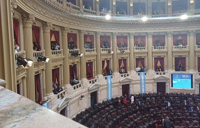 La apertura de sesiones ordinarias en el Congreso terminó en escándalo.