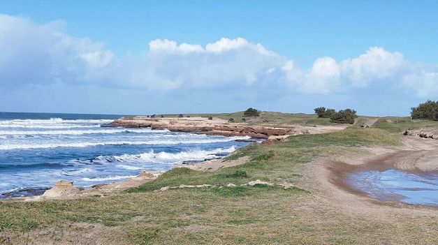 Los Ángeles se encuentra a 35 kilómetros al sudoeste de Necochea, un destino de fácil acceso.