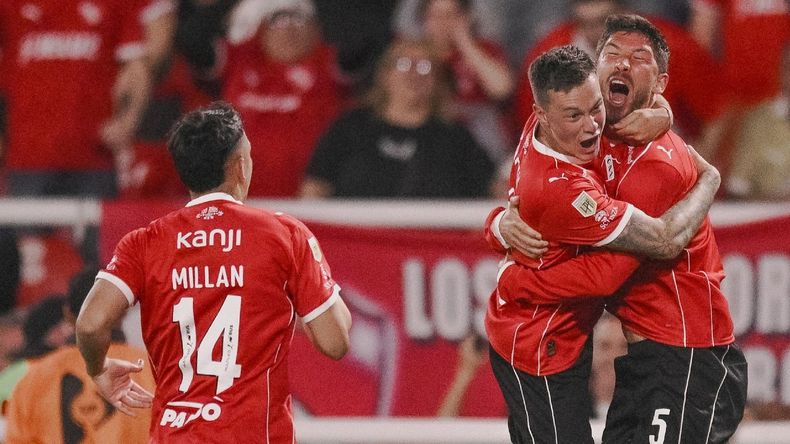 Oyola y Abaldo se abraza, Mill&aacute;n va en busca del festejo tras el gol de Independiente.