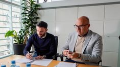 La firma del acuerdo por parte de Julián Leunda, Vicepresidente de Relaciones Institucionales de Indalo, junto a Leonardo Attuch, Fundador y director presidente de Brasil247.