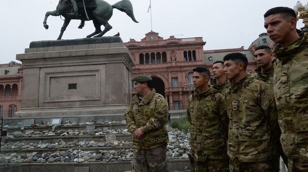 El Ejército y el Gobierno de la Ciudad llevaron a cabo las tareas en Plaza de Mayo.