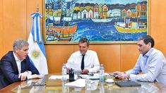 González, Massa y Pablo Iuliano durante la reunión. González, Massa y Pablo Iuliano durante la reunión.