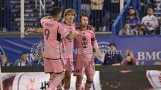 Luis Suárez y Messi celebran el tercer gol de Cremaschi en el triunfo de Inter Mismi sobre Montreal. Luis Suárez y Messi celebran el tercer gol de Cremaschi en el triunfo de Inter Mismi sobre Montreal.