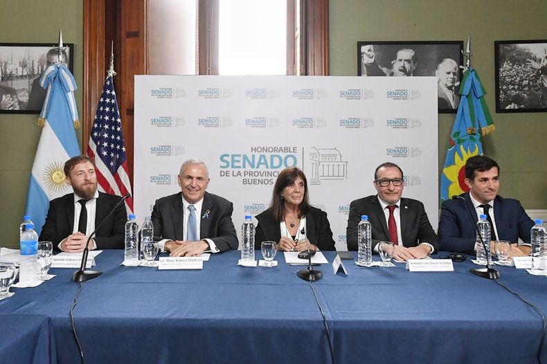 Marc Stanley durante su encuentro con legisladores bonaerenses.