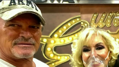 La conductora conoció a Alfa en el teatro. La conductora conoció a Alfa en el teatro.