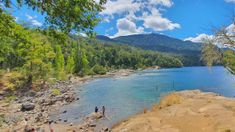El Caribe de la Patagonia debe su nombre al color turquesa de sus aguas, producto del entorno de coihues y el origen glaciar. El Caribe de la Patagonia debe su nombre al color turquesa de sus aguas, producto del entorno de coihues y el origen glaciar.