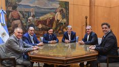 Los gobernadores junto a los funcionarios del Gobierno.