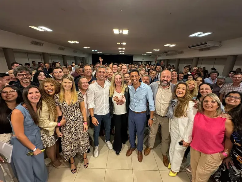 Karina Milei junto a los militantes.