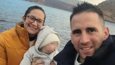 Nahuel Gallo junto a su esposa, María Alexandra Gómez, y su hijo.