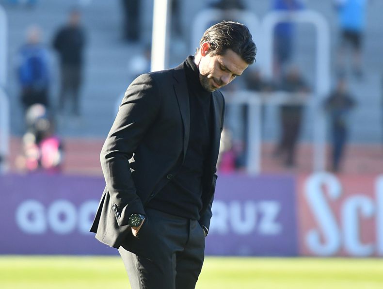 La cara de Gago lo dice todo: Racing perdió en Mendoza.