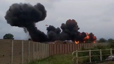 La aeronave de combate MB-339 cayó en medio de una acrobacia de la fuerza aérea italiana. La aeronave de combate MB-339 cayó en medio de una acrobacia de la fuerza aérea italiana.