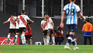 Todos abrazan a Ezequiel Barco tras su gol a Racing.