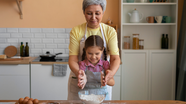 Esta receta no requiere horno y se prepara en una taza o bol apto para microondas.