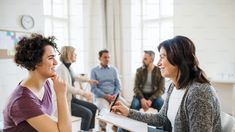 De acuerdo con las proyecciones de la propia inteligencia artificial, una de las profesiones que se mantendría firme frente a la automatización es la de terapeuta o consejero emocional. De acuerdo con las proyecciones de la propia inteligencia artificial, una de las profesiones que se mantendría firme frente a la automatización es la de terapeuta o consejero emocional.