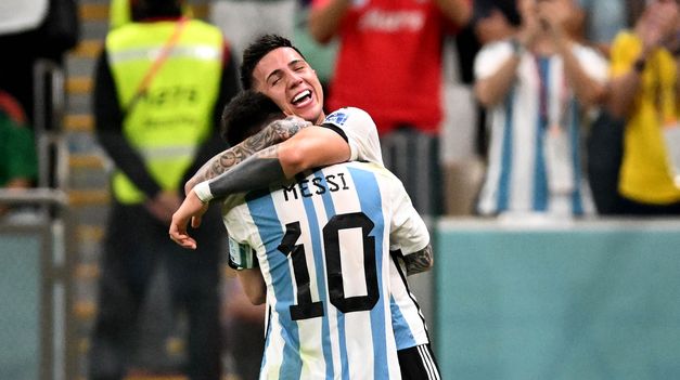 Enzo Fernández se abraza con Messi: hace cinco años, le pedía que no se retire de la Selección.