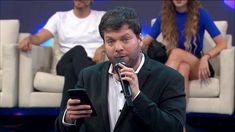 El conductor trabaja en el mismo canal hace muchos años. El conductor trabaja en el mismo canal hace muchos años.