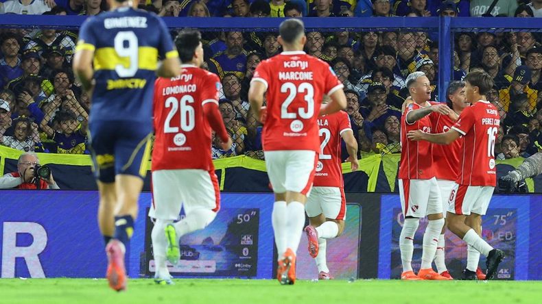 Todos van a saludar a Abaldo, autor del gol de Independiente.