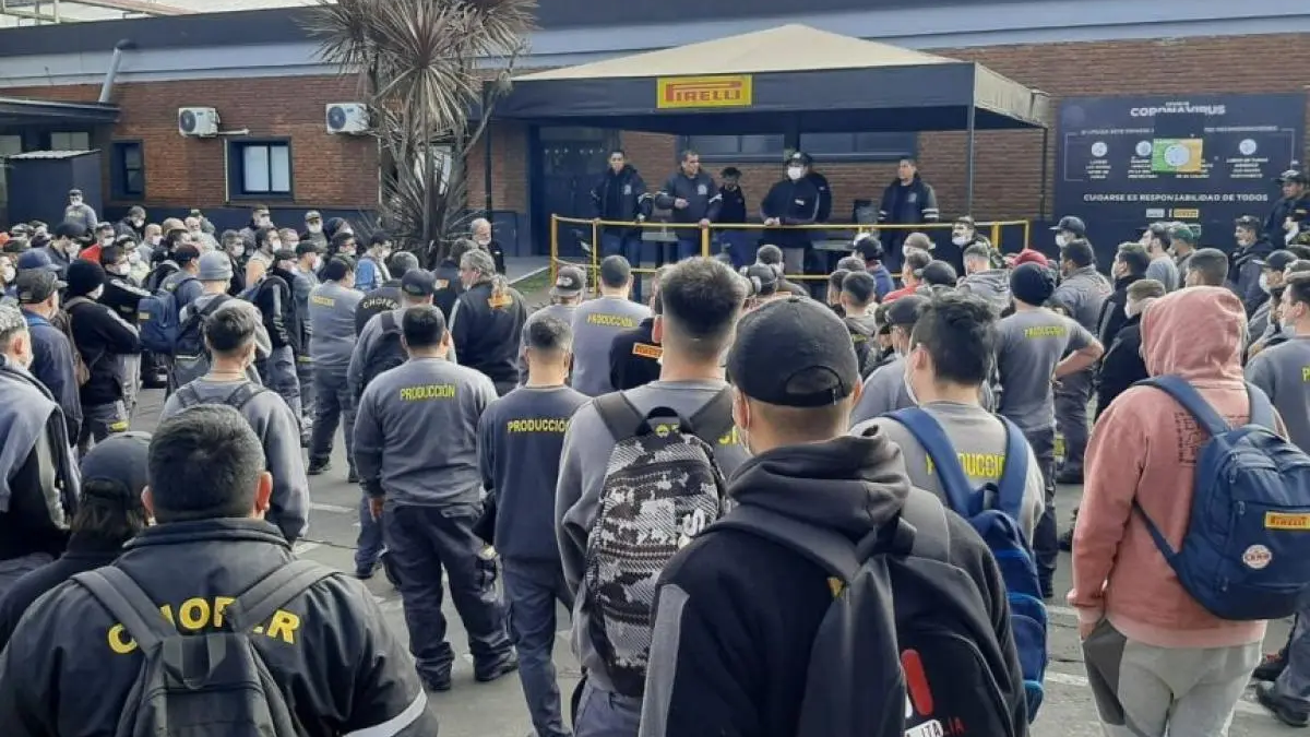 Pirelli paraliza la producción en su planta de Merlo y elimina horas extras