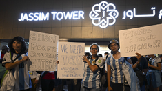 El reclamo de Natalia y unos 400 hinchas argentinos en Qatar. El reclamo de Natalia y unos 400 hinchas argentinos en Qatar.