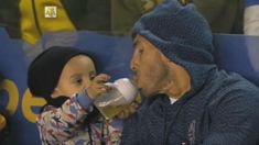 La mamadera de Tevez: la tierna imagen del Apache con su hijo en La Bombonera La mamadera de Tevez: la tierna imagen del Apache con su hijo en La Bombonera
