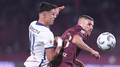 Bareiro, autor del gol de San Lorenzo, marca a Julián Fernández. Bareiro, autor del gol de San Lorenzo, marca a Julián Fernández.