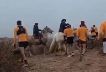 Personasmontadas a caballo bloquearon el paso de los runners y los agredieron.