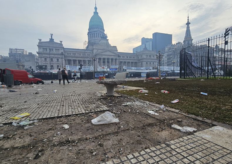 Así quedó la vereda de la Plaza del Congreso.