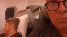 La reacción de Jey Mammon durante el vuelo a Madrid. La reacción de Jey Mammon durante el vuelo a Madrid.