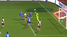 Franco Armani falló en el cálculo y Godoy Cruz le convirtió a River. Franco Armani falló en el cálculo y Godoy Cruz le convirtió a River.