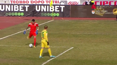 El arquero de Mioveni protagonizó un insólito gol en Rumania. El arquero de Mioveni protagonizó un insólito gol en Rumania.