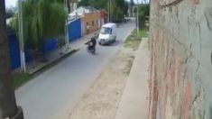 Video: robaron un comercio, escaparon en moto y el dueño los atropelló con su camioneta. Video: robaron un comercio, escaparon en moto y el dueño los atropelló con su camioneta.