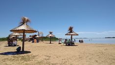 Esta hermosa playa es pública y tiene numerosos servicios. Esta hermosa playa es pública y tiene numerosos servicios.