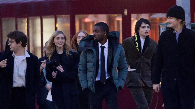 Gaten Matarazzo (Dustin), Natalia Dyer (Nancy), Sadie Sink (Max), Caleb McLaughlin (Lucas), Finn Wolfhard (Mike) y Joe Keery (Steve), de izquierda a derecha.