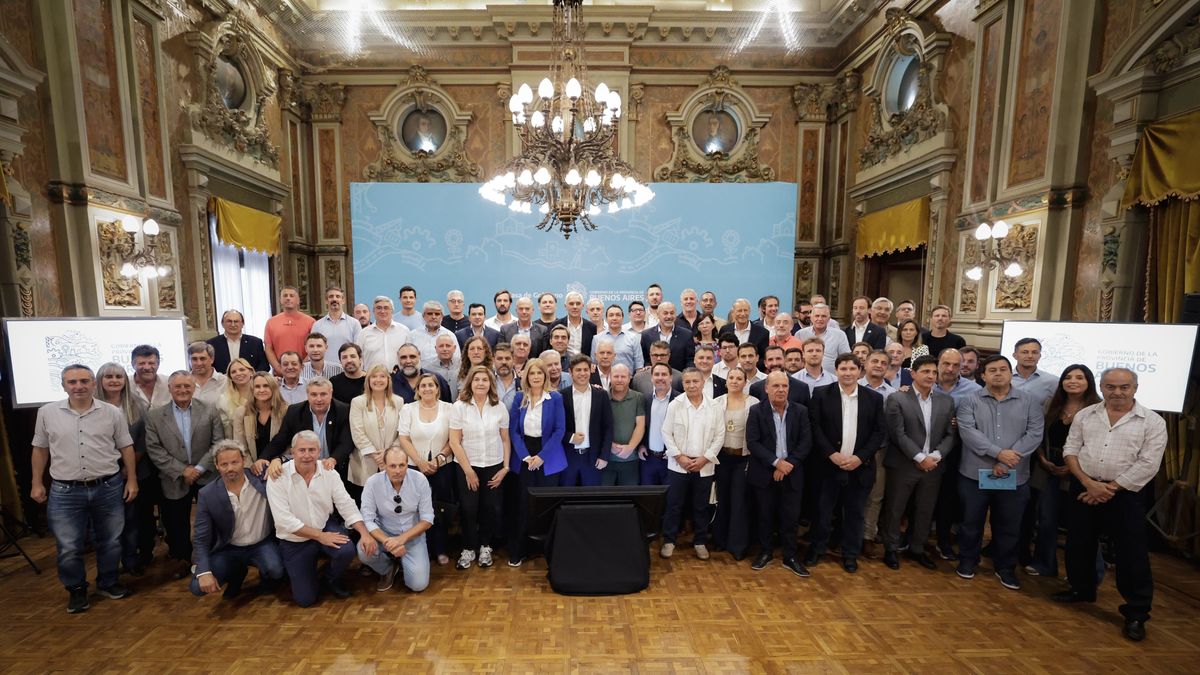 Axel Kicillof reunió a 60 intendentes en La Plata y prometió repartir parte de los fondos que recupere de Nación