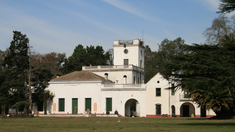 La región ofrece una experiencia de turismo gastronómico, con queserías y dulcerías típicas cercanas a la Ciudad Autónoma de Buenos Aires.