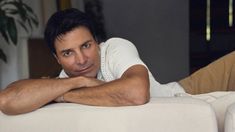 El cantante y bailarín Chayanne, se mantiene en excelente estado físico, sorprendió en redes sociales con su fascinante físico a sus 56 años.
