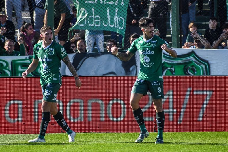 Ardaiz festeja su tanto junto a Gast&oacute;n Gonz&aacute;lez.