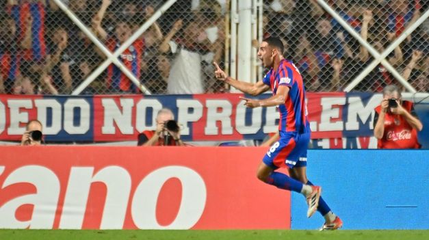 Manuel Insaurralde desató la locura de los hinchas al inicio del partido.