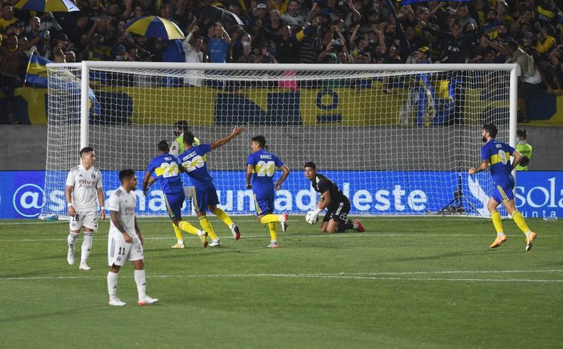 Boca comenzo el año con dos golazos en su estreno ante Colo Colo.