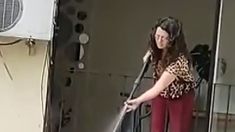 La vecina indignada. La vecina indignada.