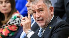 Luis Juez se tiró arriba de la granada. Luis Juez se tiró arriba de la granada.