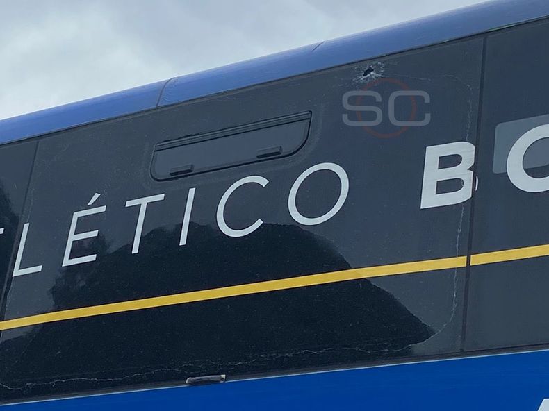Hinchas de Central apedrearon el colectivo de Boca en el Parque Alem